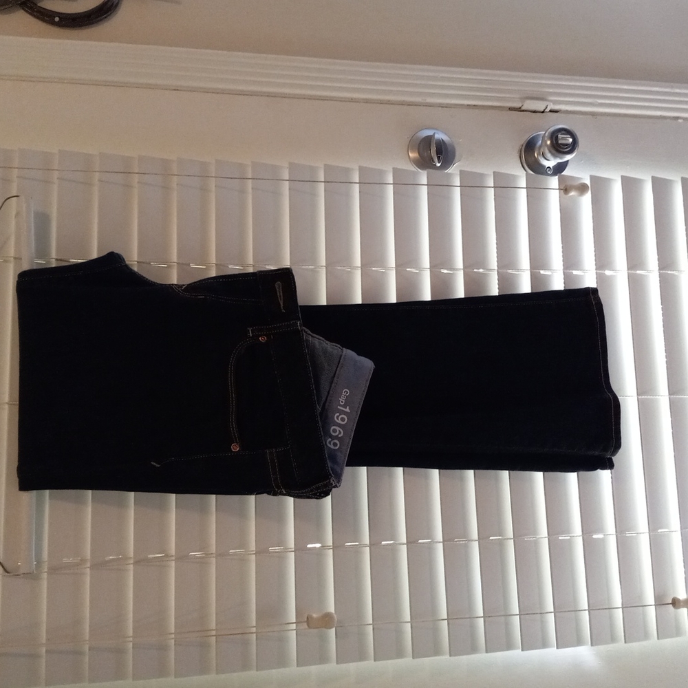 Gap 1969 dark wash , sexy boot, size 28 Jeans